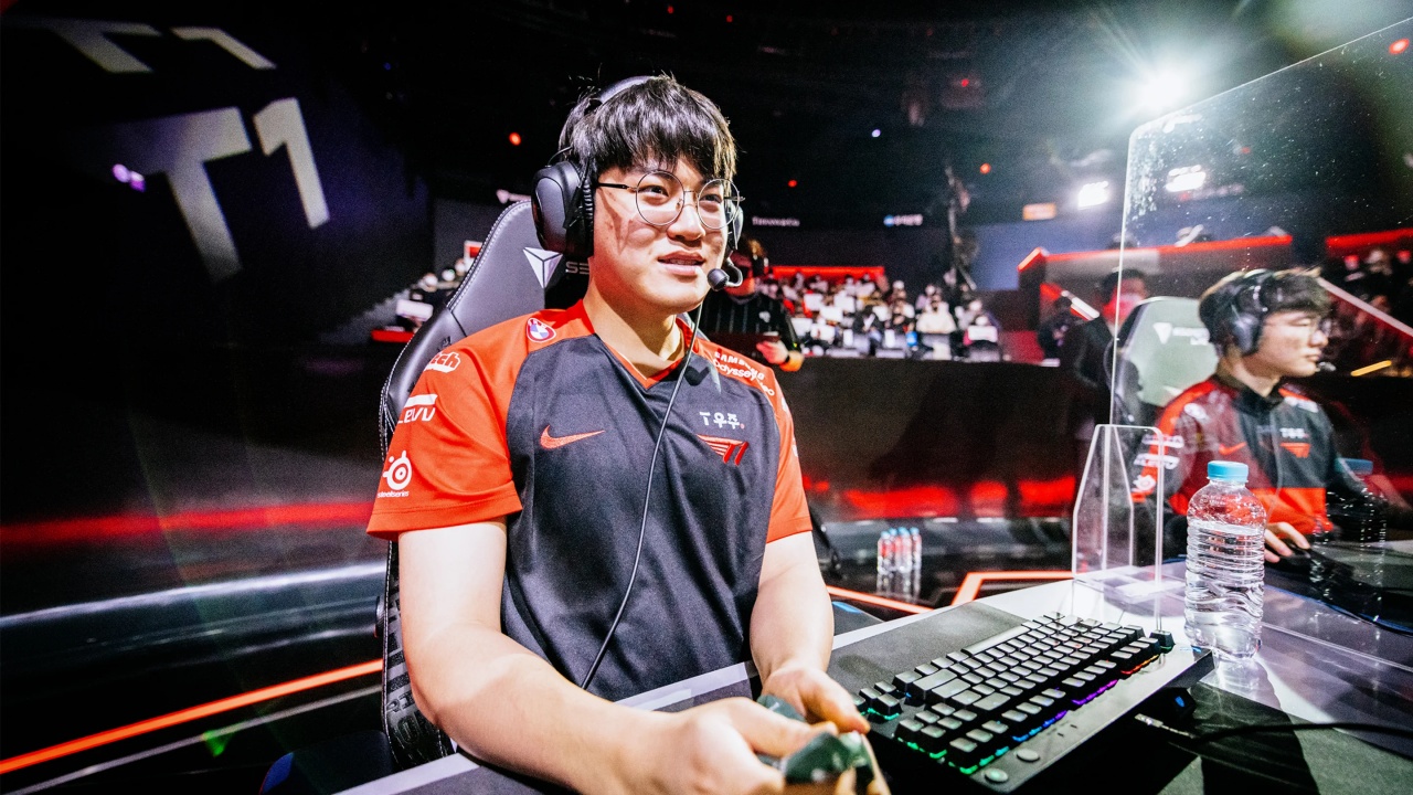 LCK：Gumayusi卢锡安强势扫射，T1中路0换4后强势一波的简单介绍