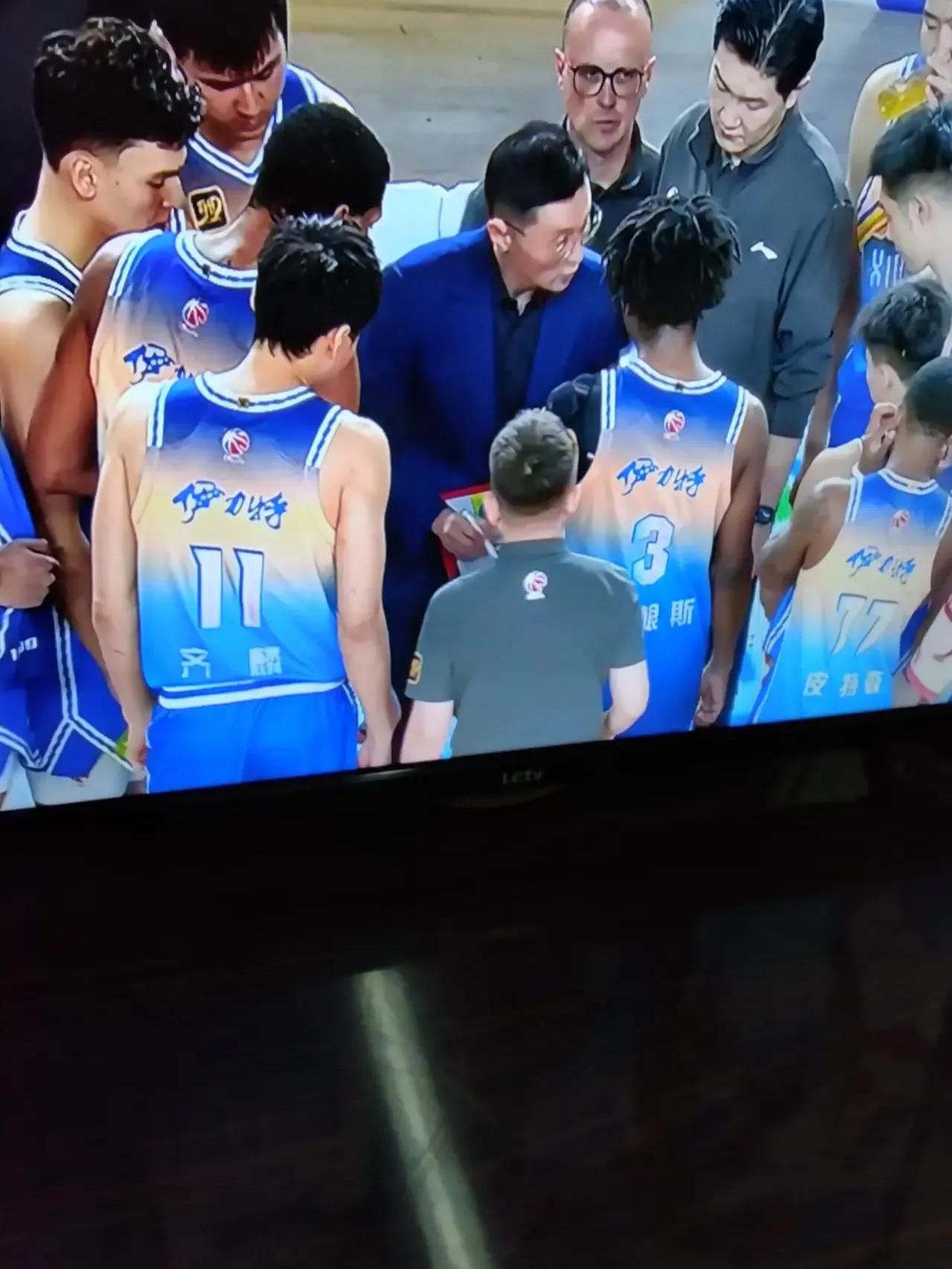 新疆队前队友盛大结婚，伊福西尔扎提亲临祝贺，昔日两队
