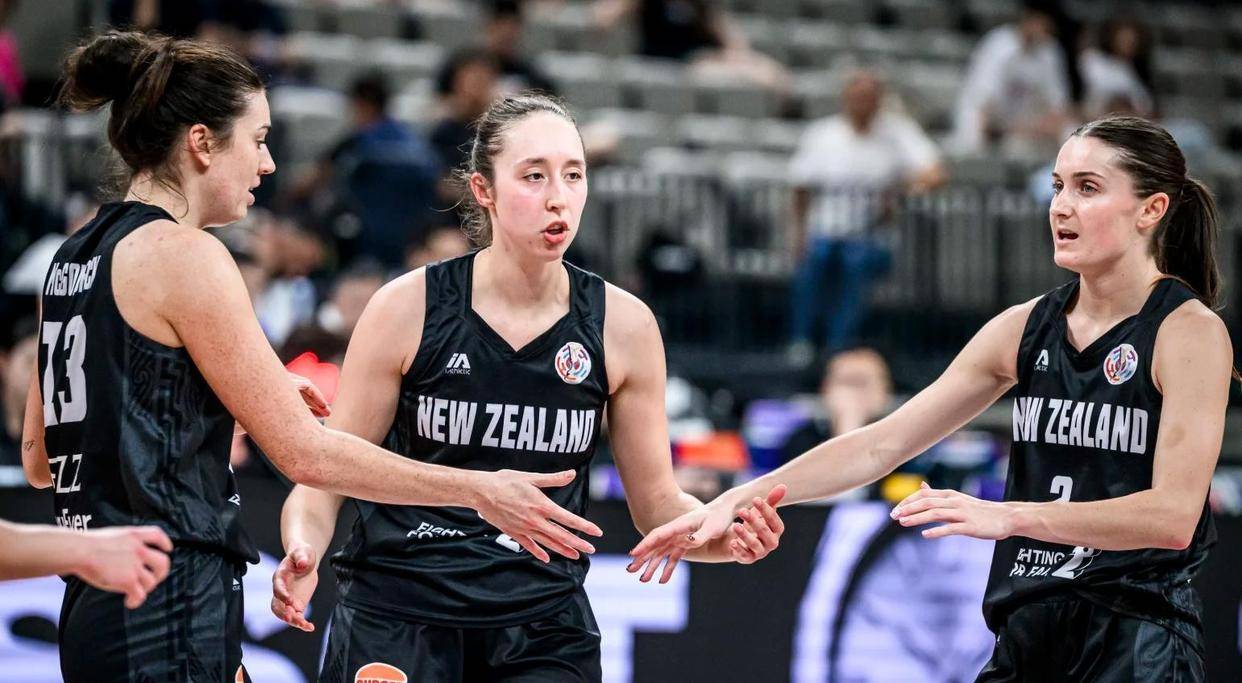 中国女篮昨晚对阵日本女篮精彩瞬间全场93-61大胜对手