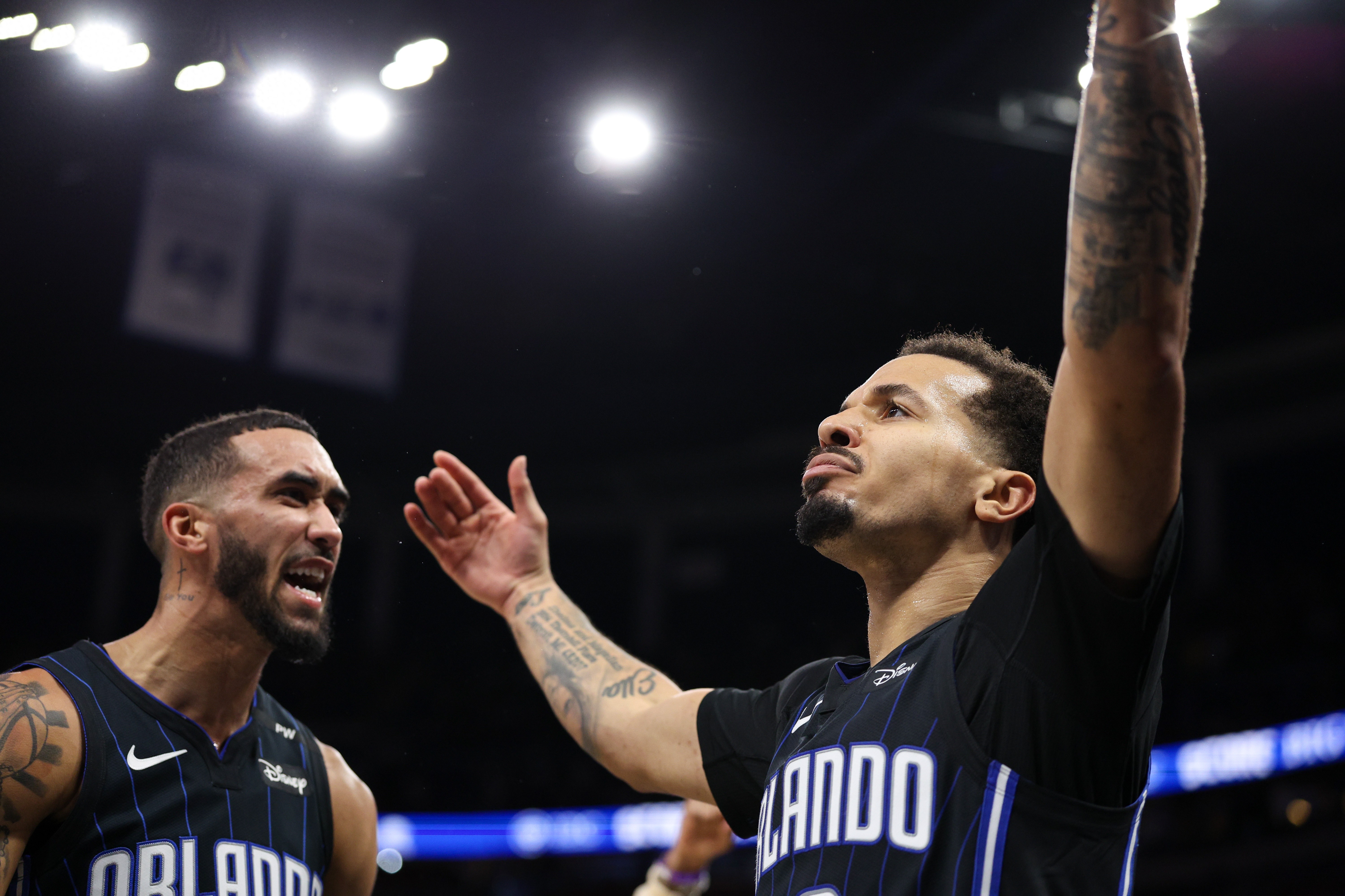 包含伯德与魔术师一起拯救了NBA，将联盟推向全球舞台的词条