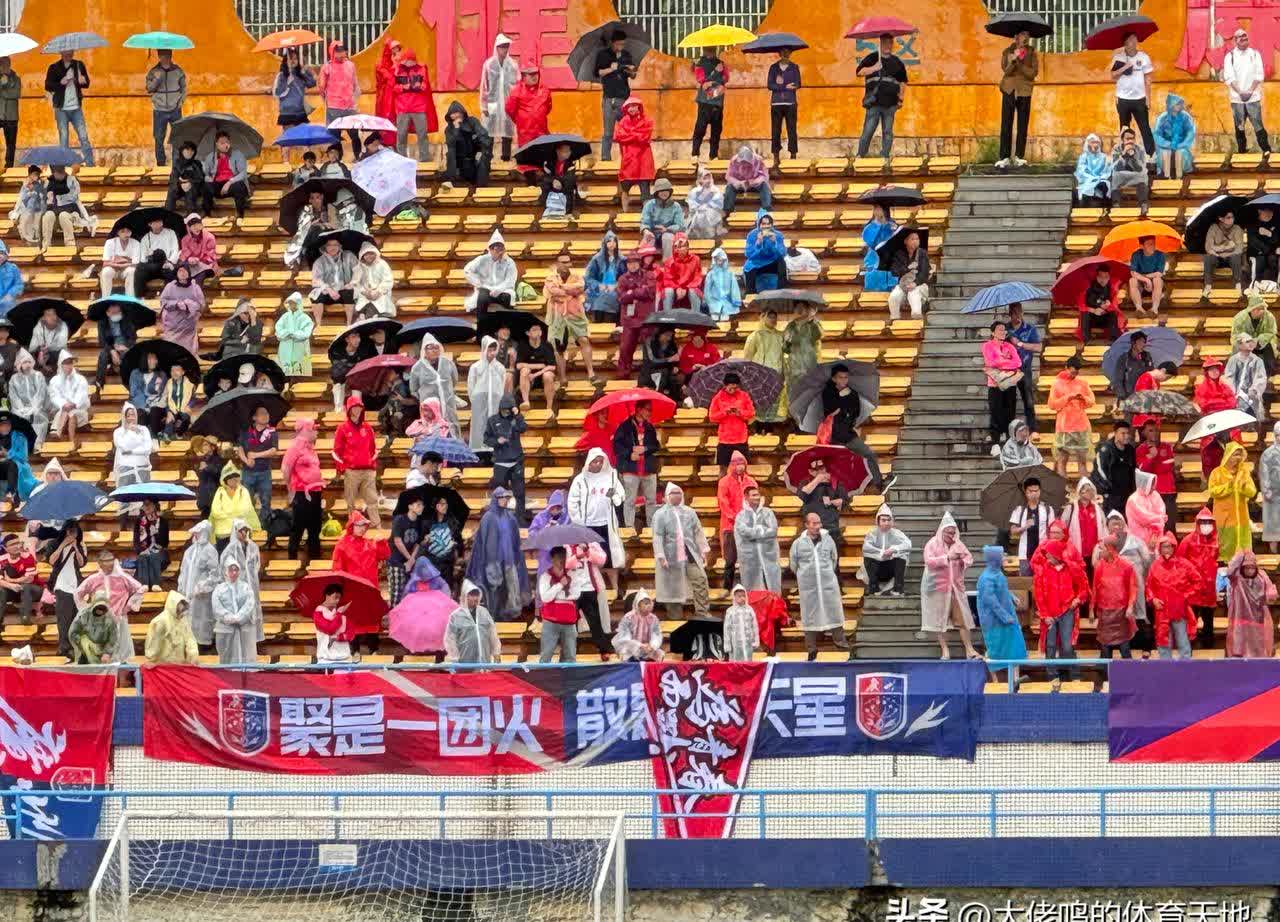 观众沸腾团聚，彰显热情奔放